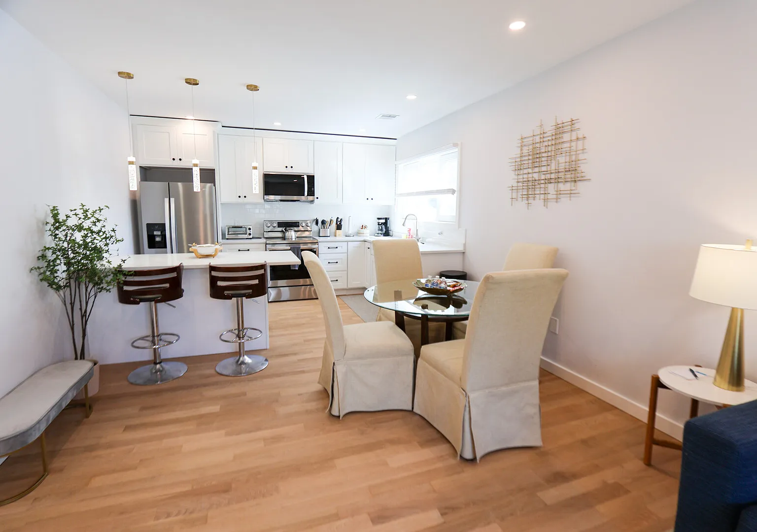 THO752 Modern 2BR/2BA Gem near MIT | Central Cambridge — Photo 3