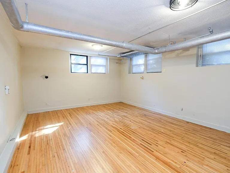 Yale Apartments — Photo 21