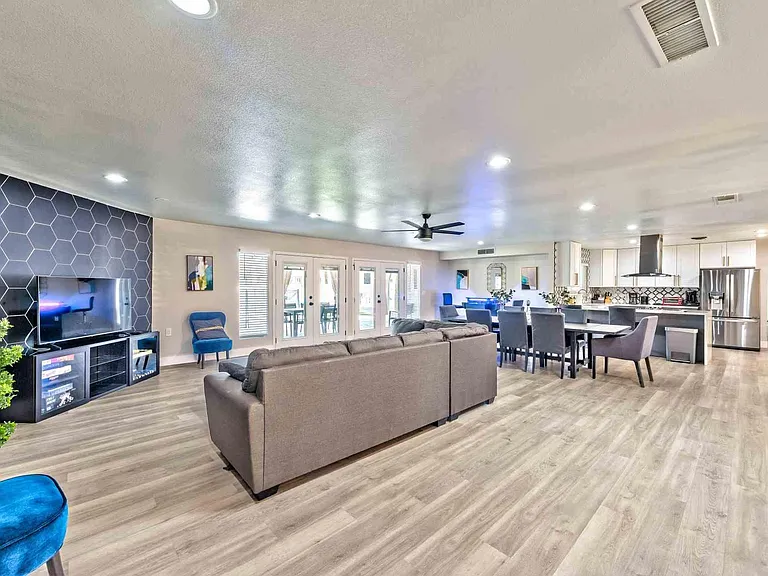 2 Living room areas