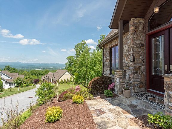 5th image of 18 Deep Valley Ln