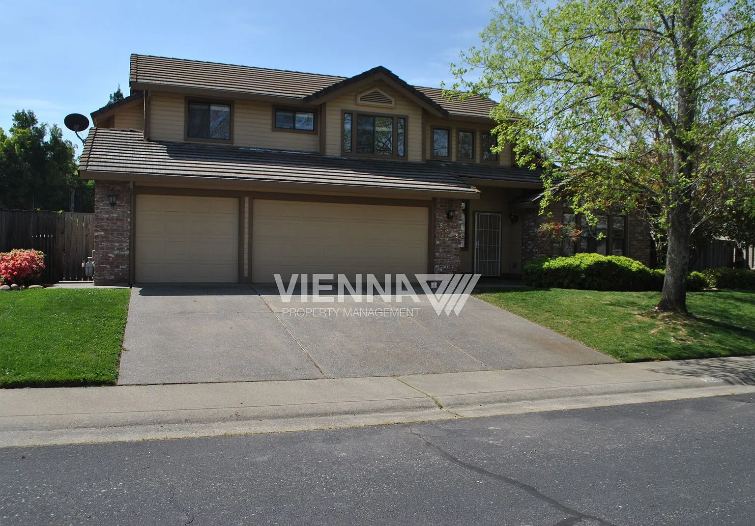4 bed, 2.5 bath, 2470 sqft, $3,195 — Photo 2