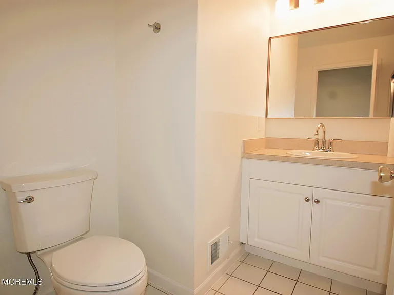 574 Beachway Ave #7 — Photo 17