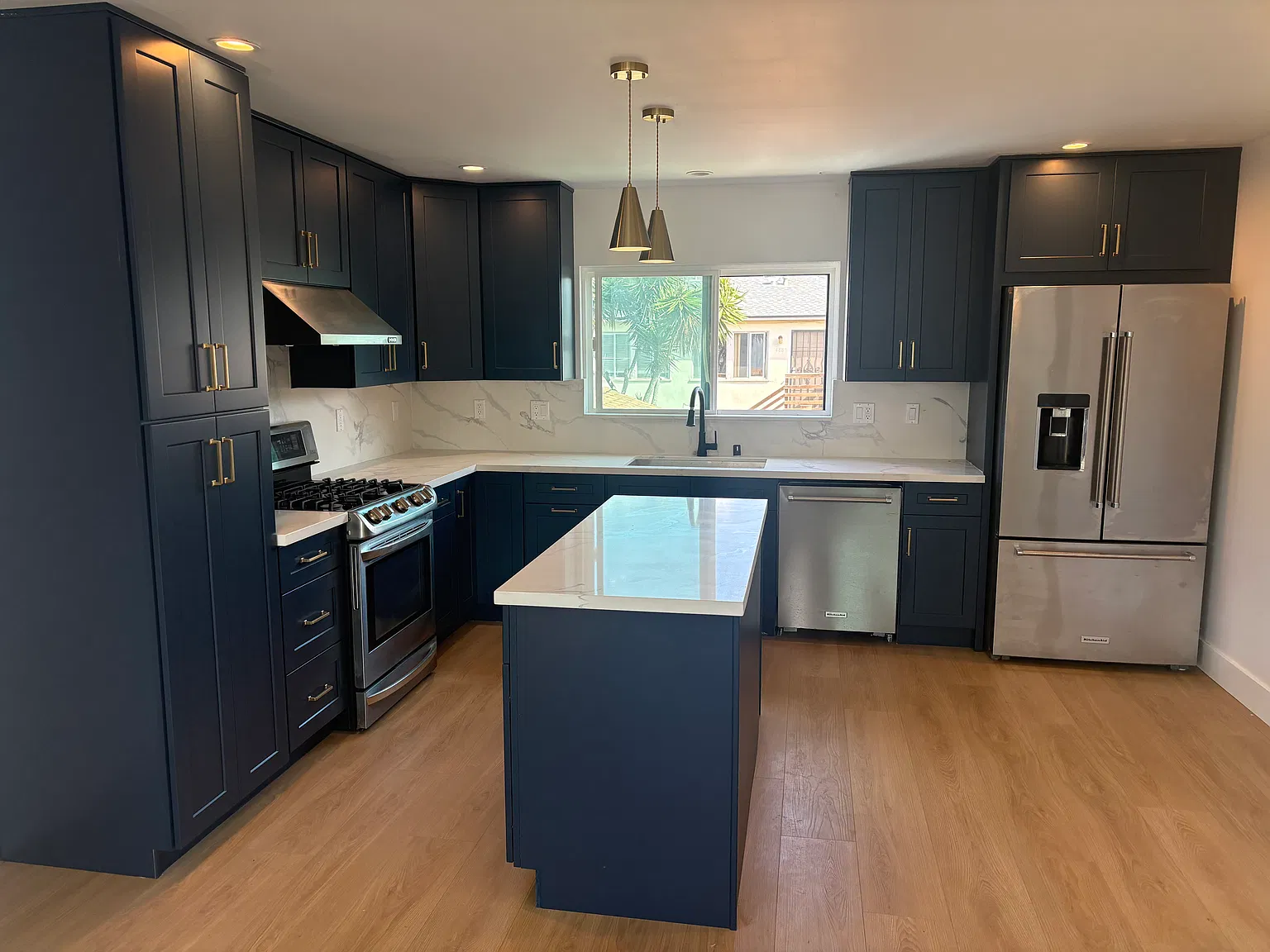 2079 Cable St — Photo 4
