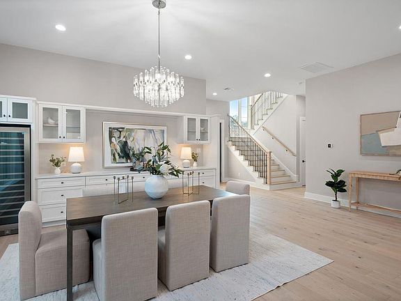 5th image of 2046 Macarthur St