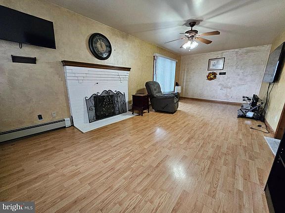 4th image of 2430 Oak Ave
