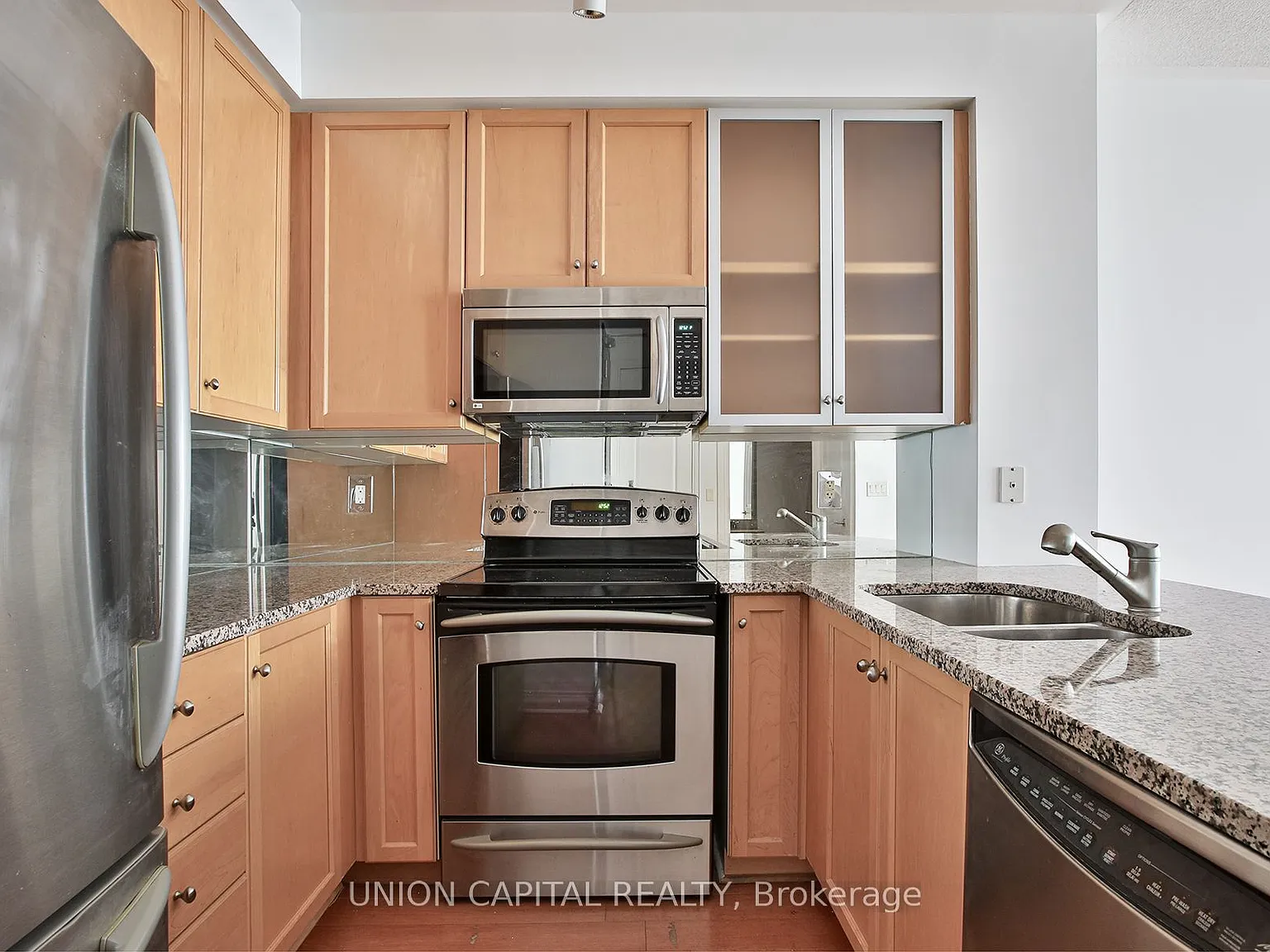 18 Yorkville Ave — Photo 2