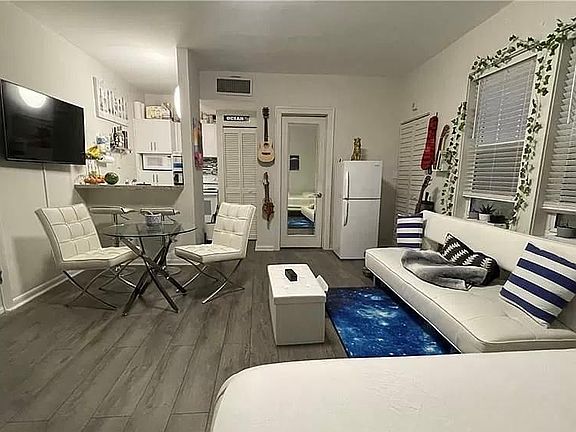 2nd image of 536 14th St APT 210
