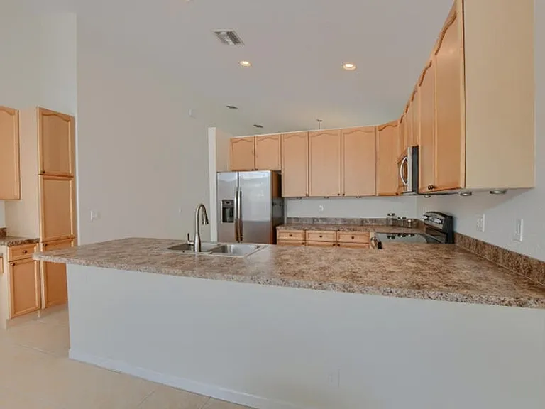 1225 E Magnolia Cir — Photo 2