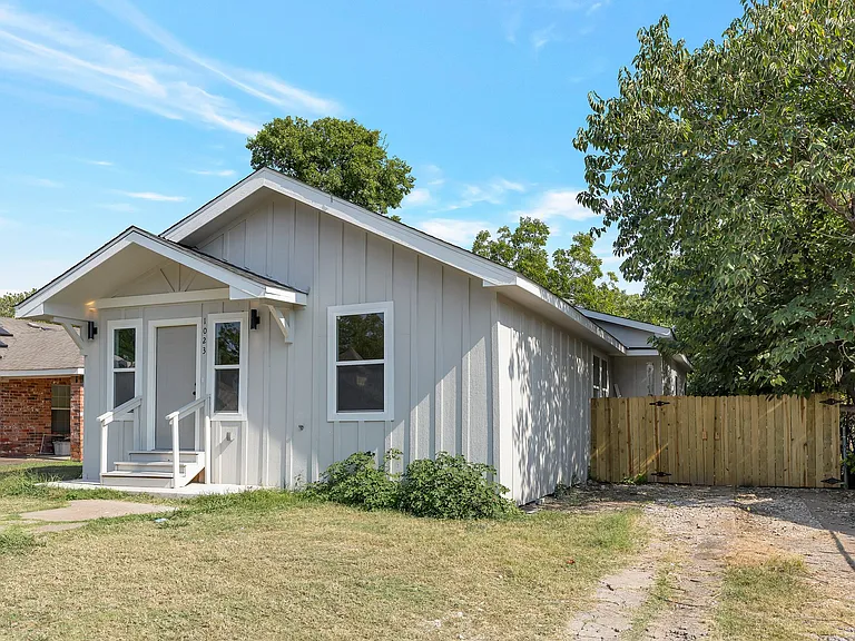 1023 Strickland St — Photo 1
