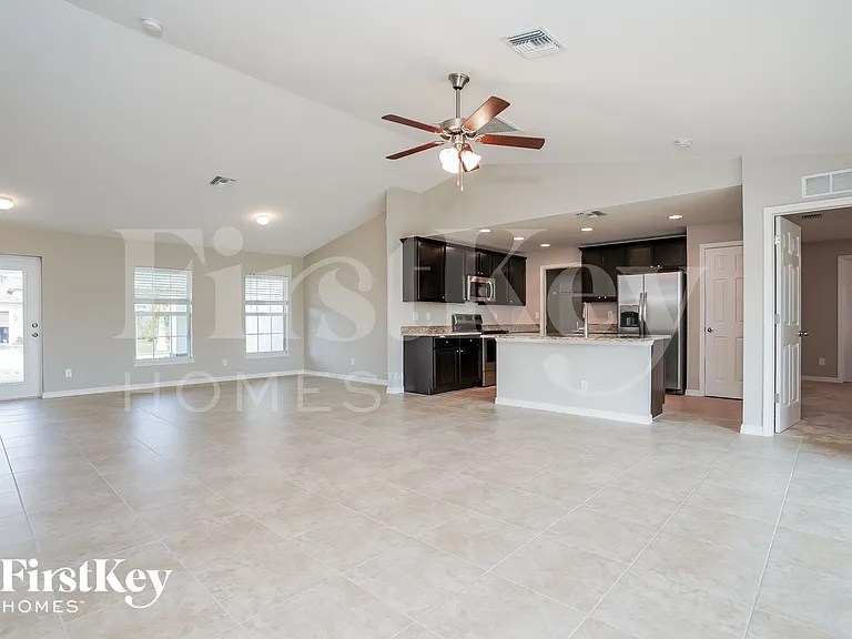 1114 SW 40th Ter — Photo 3