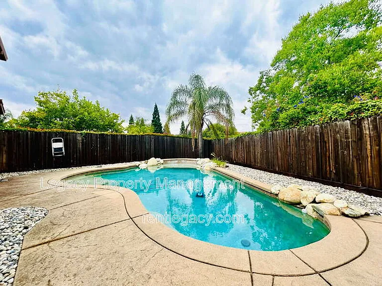 523 Cascade Dr — Photo 30