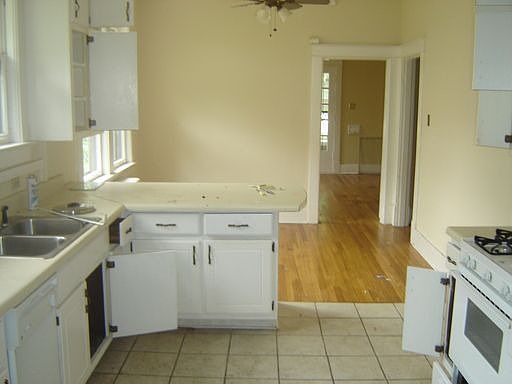 2nd image of 715 Maury St