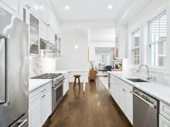 437 W 4th St, South Boston, MA 02127