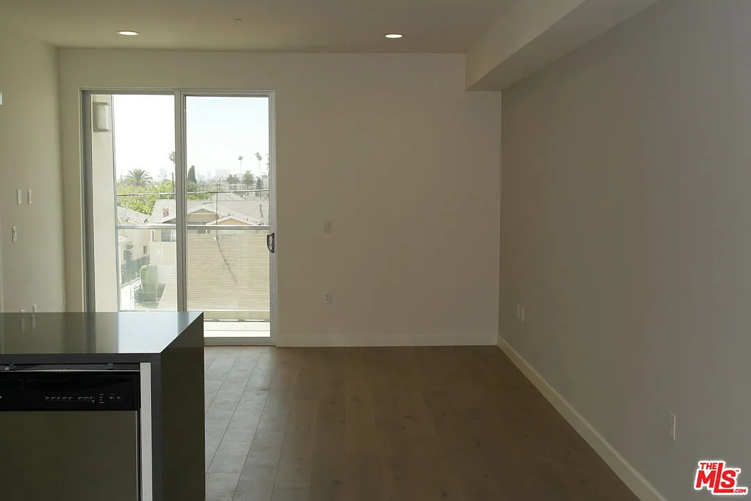 2 bed, 2.0 bath, 1031 sqft, $3,100 — Photo 3