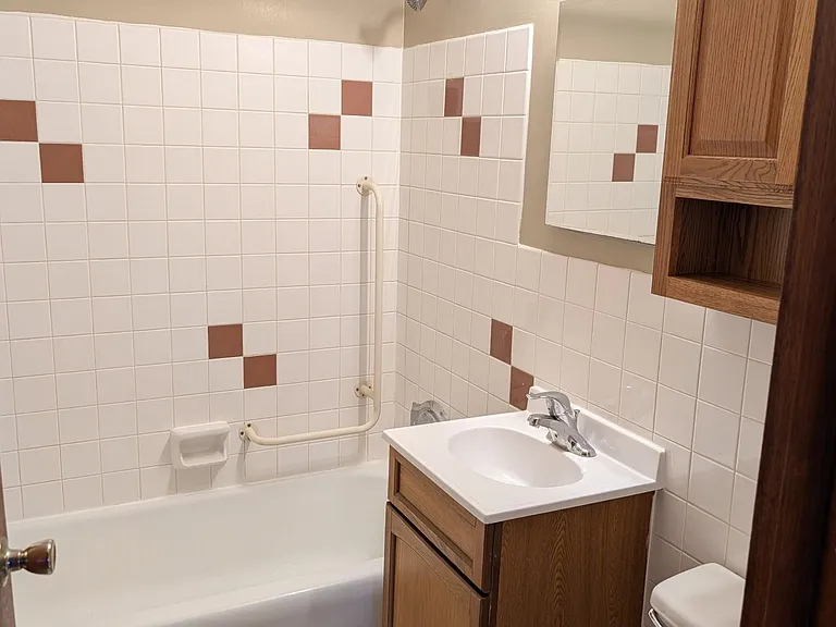 Bathroom (colors/finishes may vary)