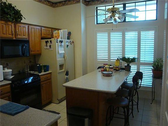 4th image of 989 Downey Dr