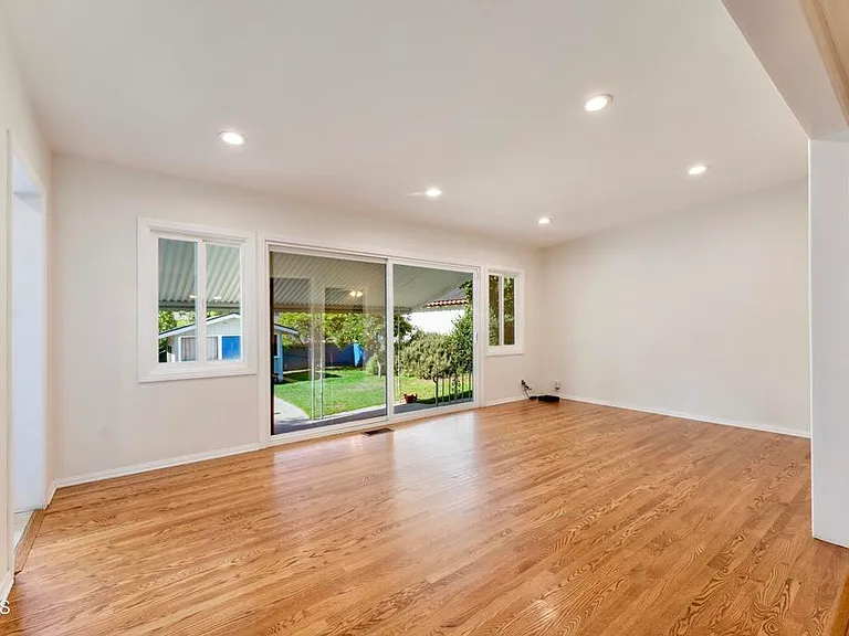 2254 Queensberry Rd — Photo 8