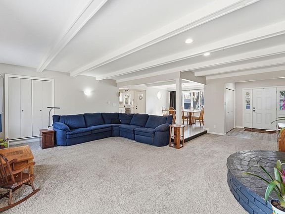 4th image of 521 Maple St