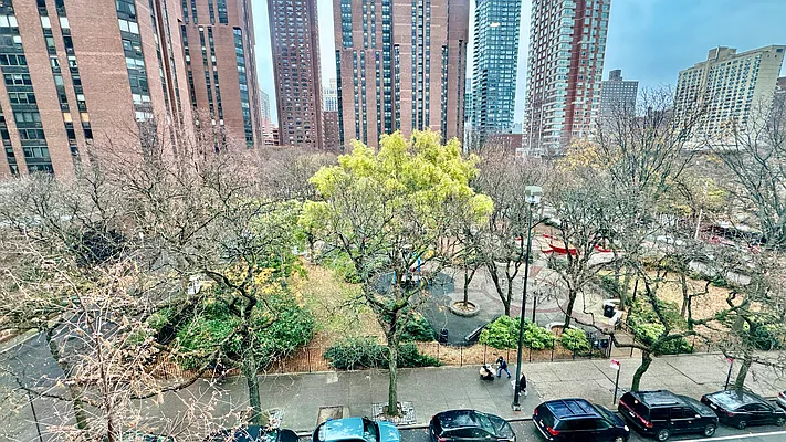 Rented by HOLTON REAL ESTATE INC. | media 22