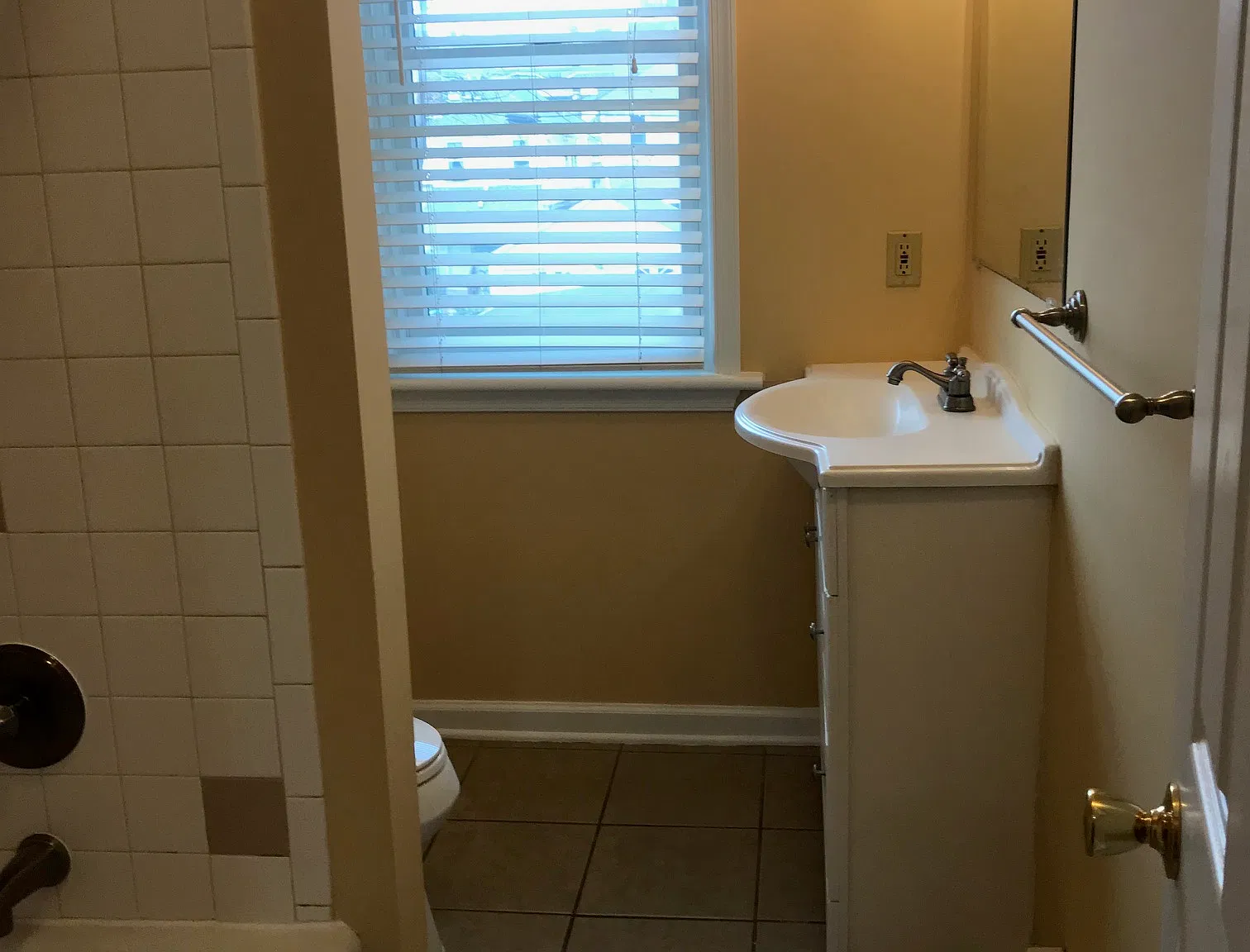3 bed, 1.5 bath, 1250 sqft, $2,300 — Photo 2