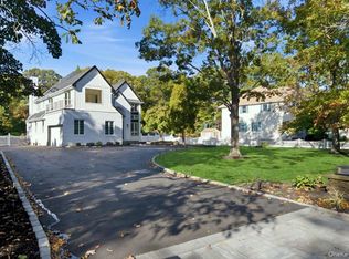 21 Hart Place #B, Dix Hills, NY 11746