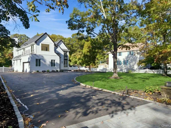 21 Hart Place #B, Dix Hills, NY 11746