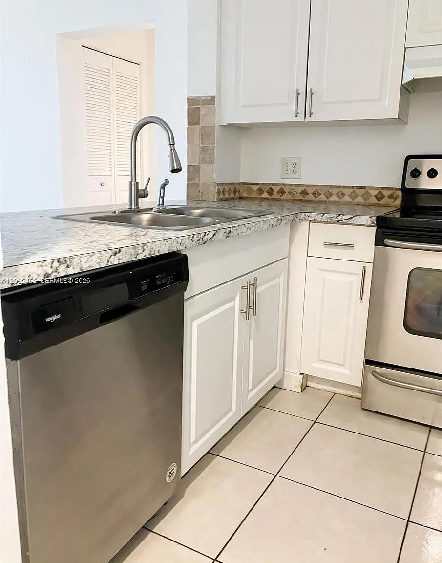 Lake Pointe Condominium N — Photo 4
