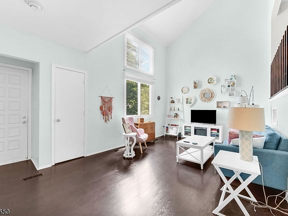 4th image of 111 Alpine Ct