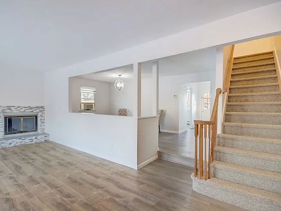 4th image of 553 Rosevale Ave