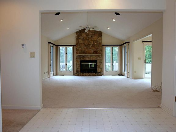 4th image of 30 Heather Glen Dr