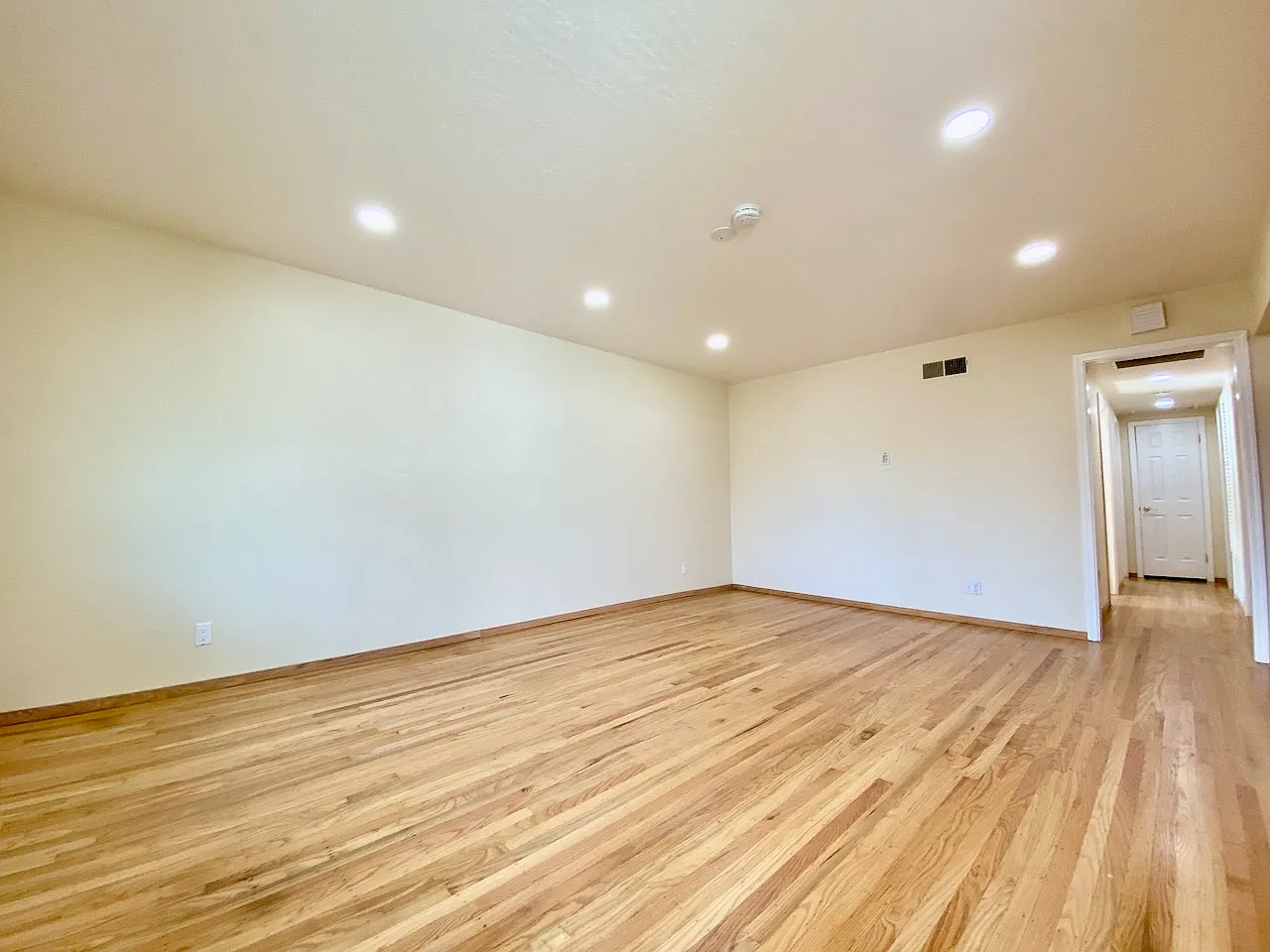 3 bed, 1280 sqft, $4,860 — Photo 3