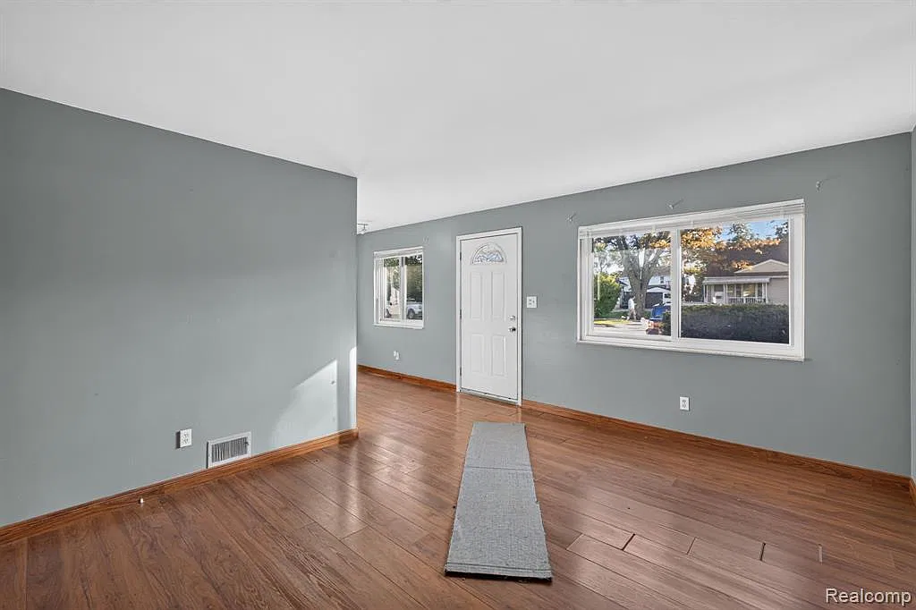 3 bed, 1.0 bath, 975 sqft, $1,600 — Photo 4