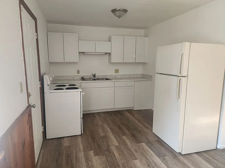 570 Westway Ln — Photo 2