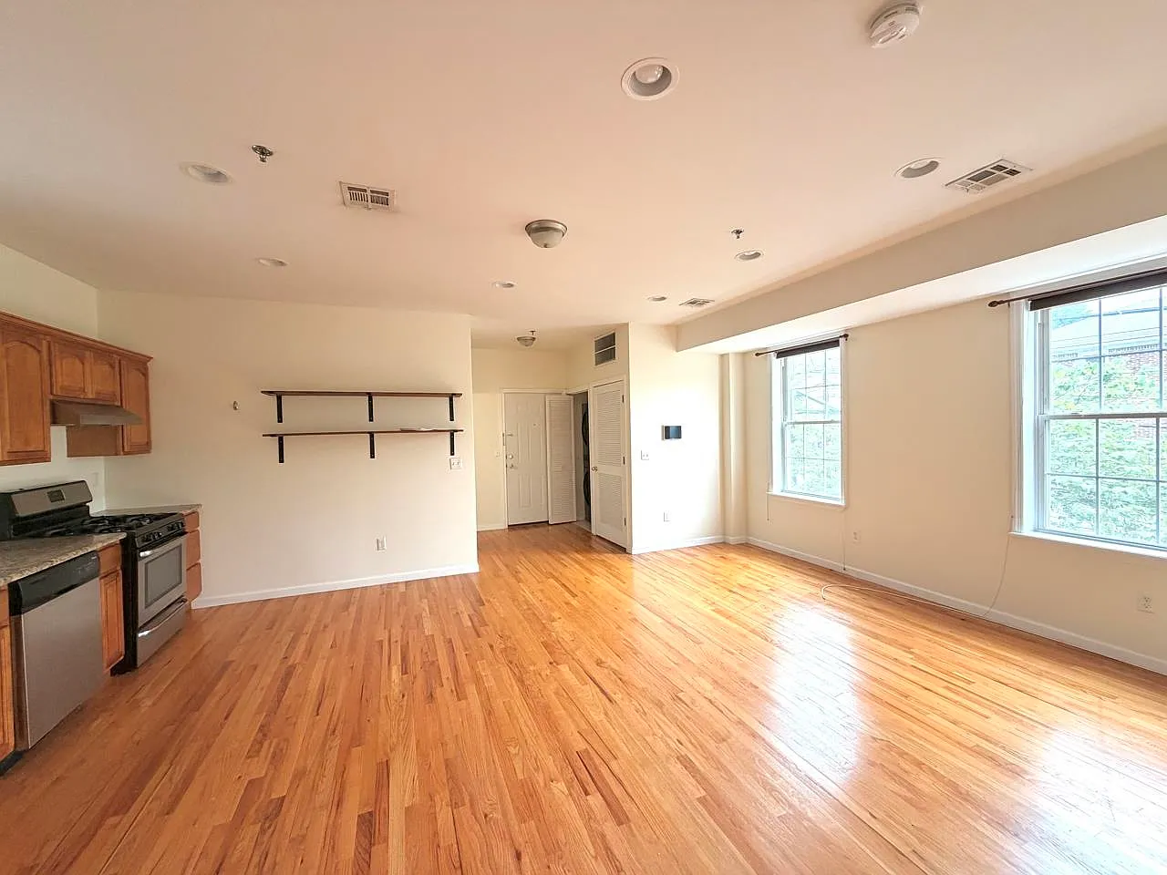 2 bed, 1.0 bath, 738 sqft, $2,450 — Photo 3