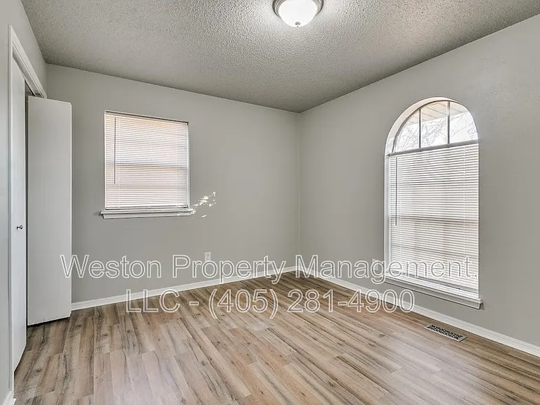 1011 Crown Dr — Photo 30