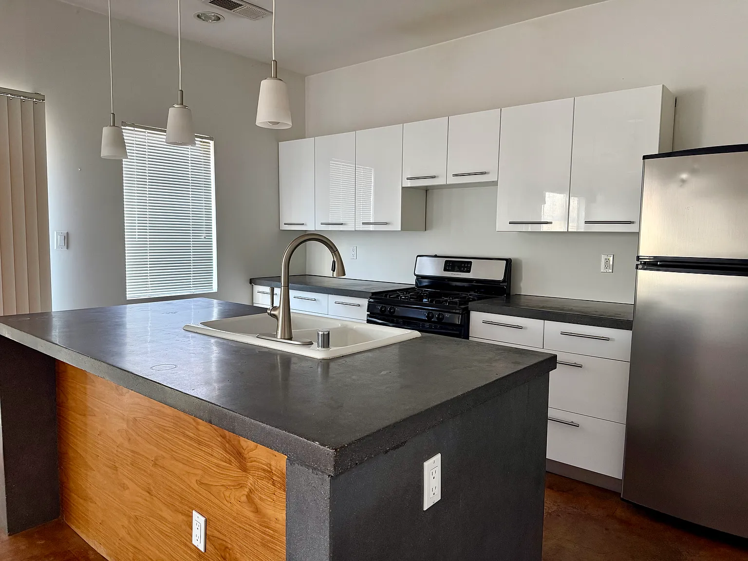 2 bed, 2.5 bath, 1334 sqft, $2,195 — Photo 2