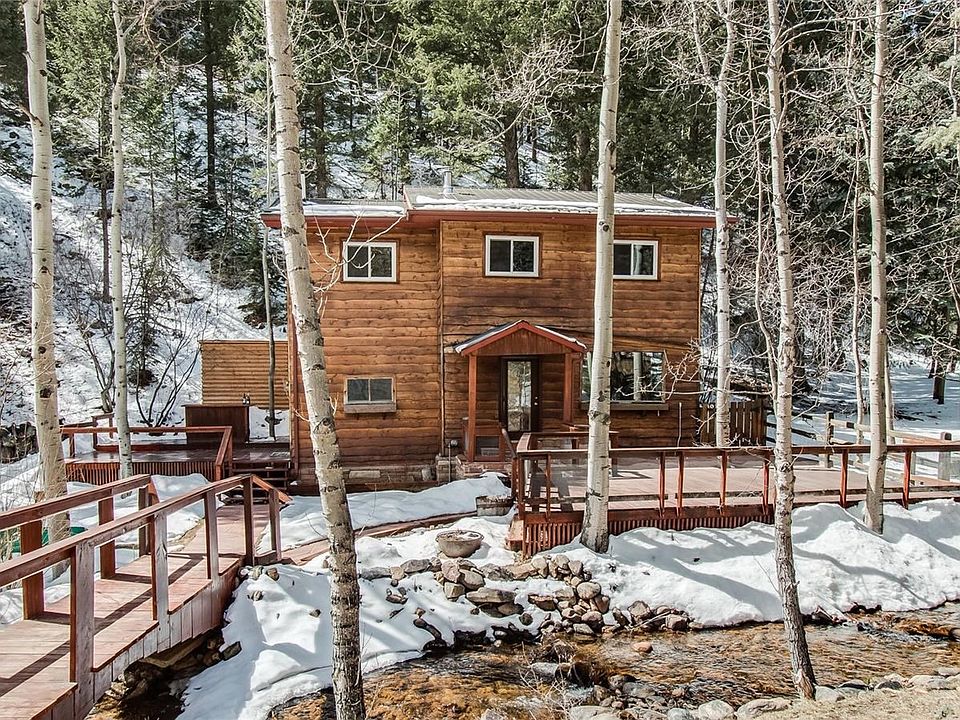 Private waterfront setting with lots of sunshine!