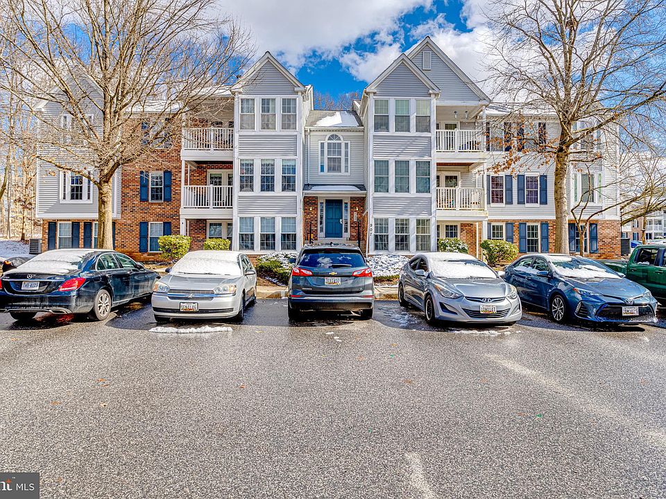 1st image of 907 Woodbridge Ct Unit D