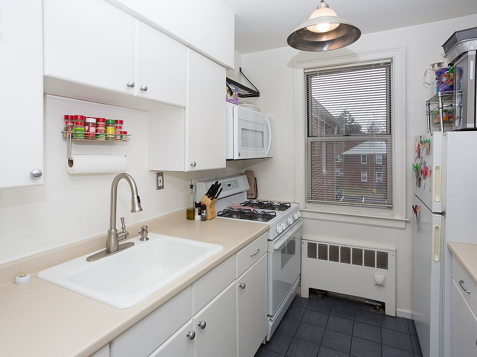 1st image of 7 Bryant Cres APT 2J