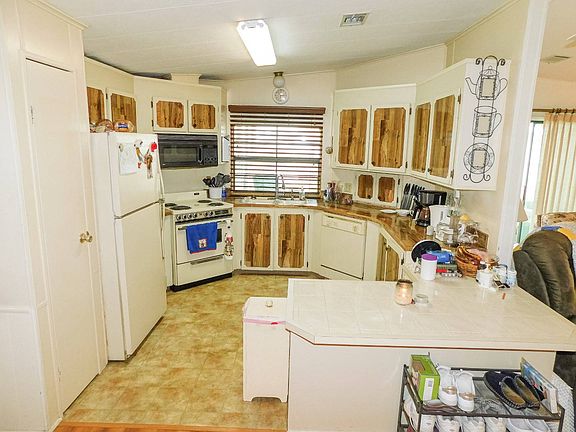 3rd image of 327 Lakeview Ln