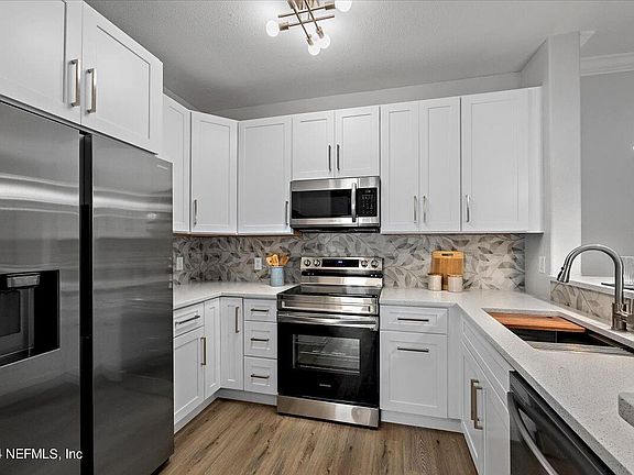 5th image of 8290 GATE Parkway W #801