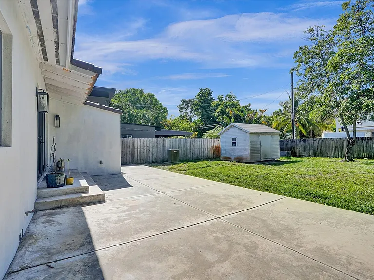 807 SW 18th St — Photo 49