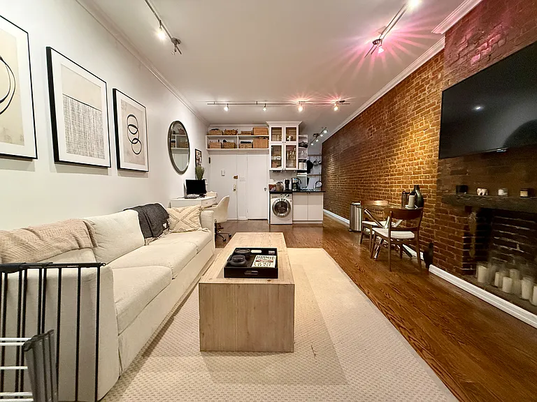 212 E 70th St #1C — Photo 2