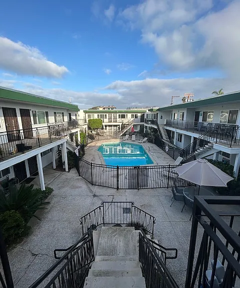 Aristocrat Apartments — Photo 2