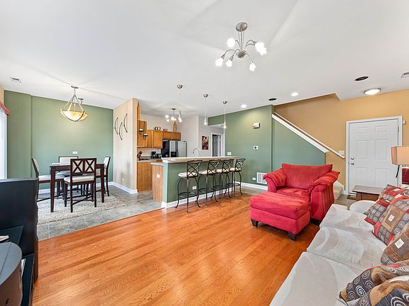 4th image of 4063 Blackstone Dr