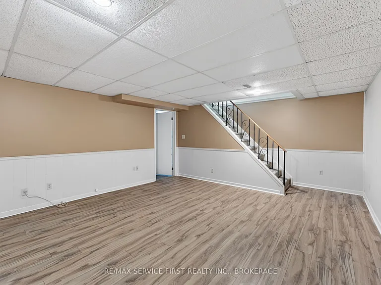 877 Muirfield Cres — Photo 30