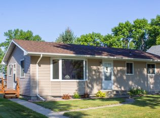 806 S 18th St, Grand Forks, ND 58201