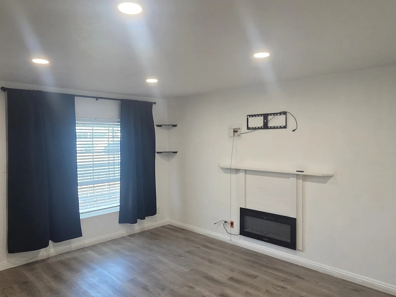 2 bed, 825 sqft, $2,300 — Photo 2