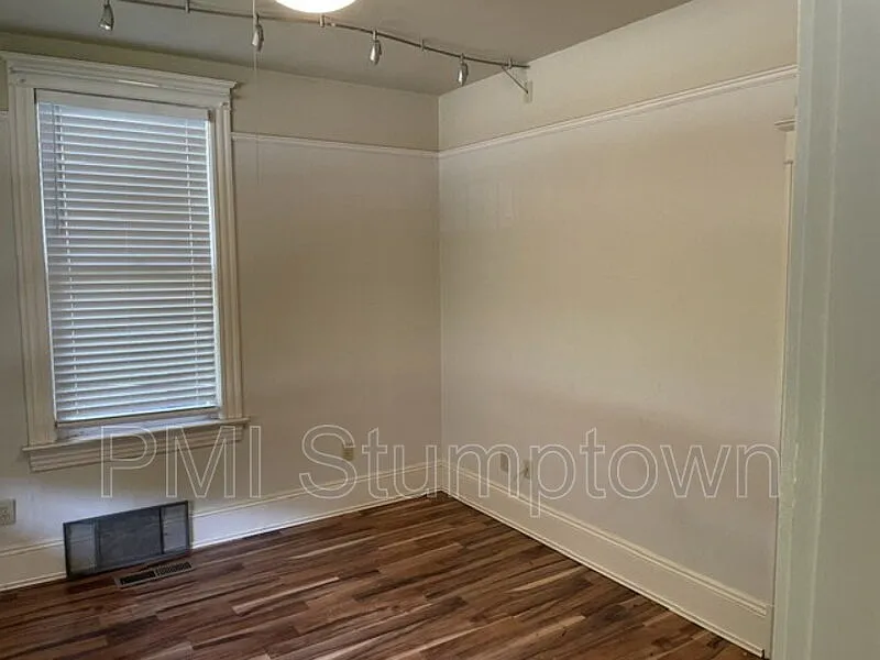 5 bed, 1.0 bath, 1484 sqft, $2,700 — Photo 3