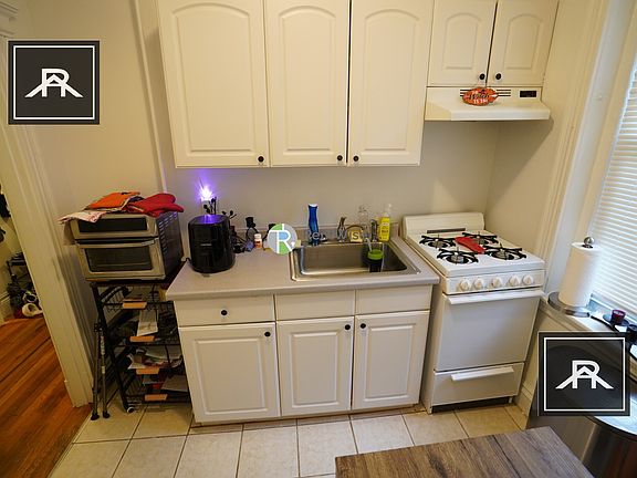 4th image of 8 Camelot Ct #9